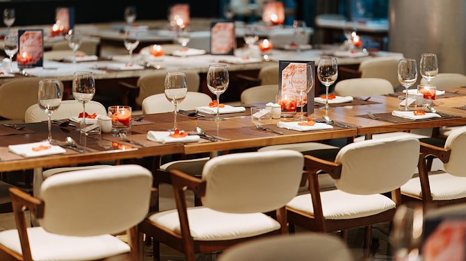 What is the maximum seating capacity at the restaurant?